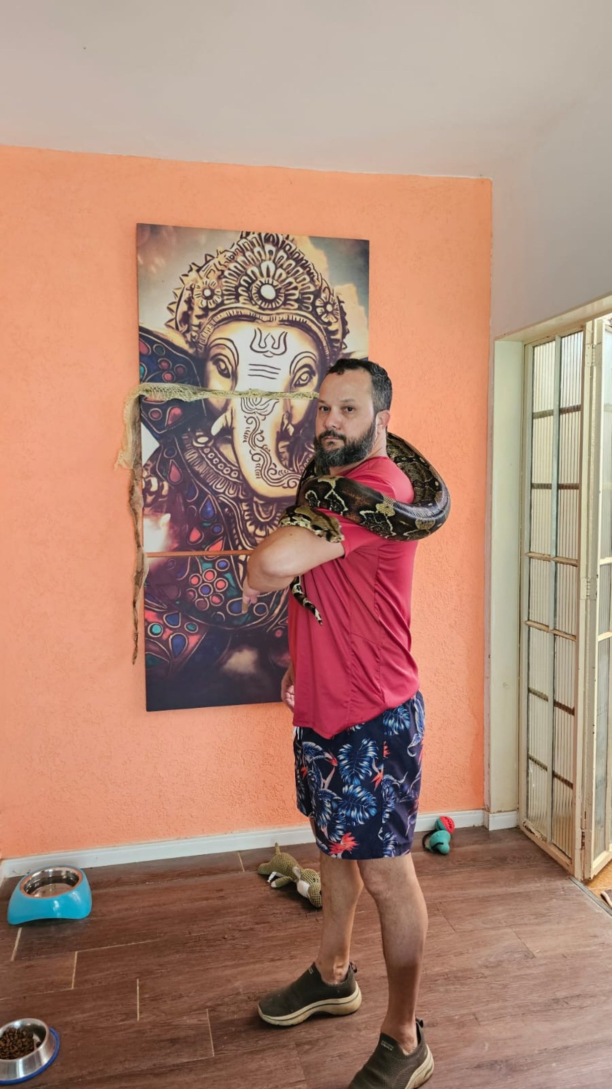 Francisco Rutieres com sua cobra de estima&ccedil;&atilde;o