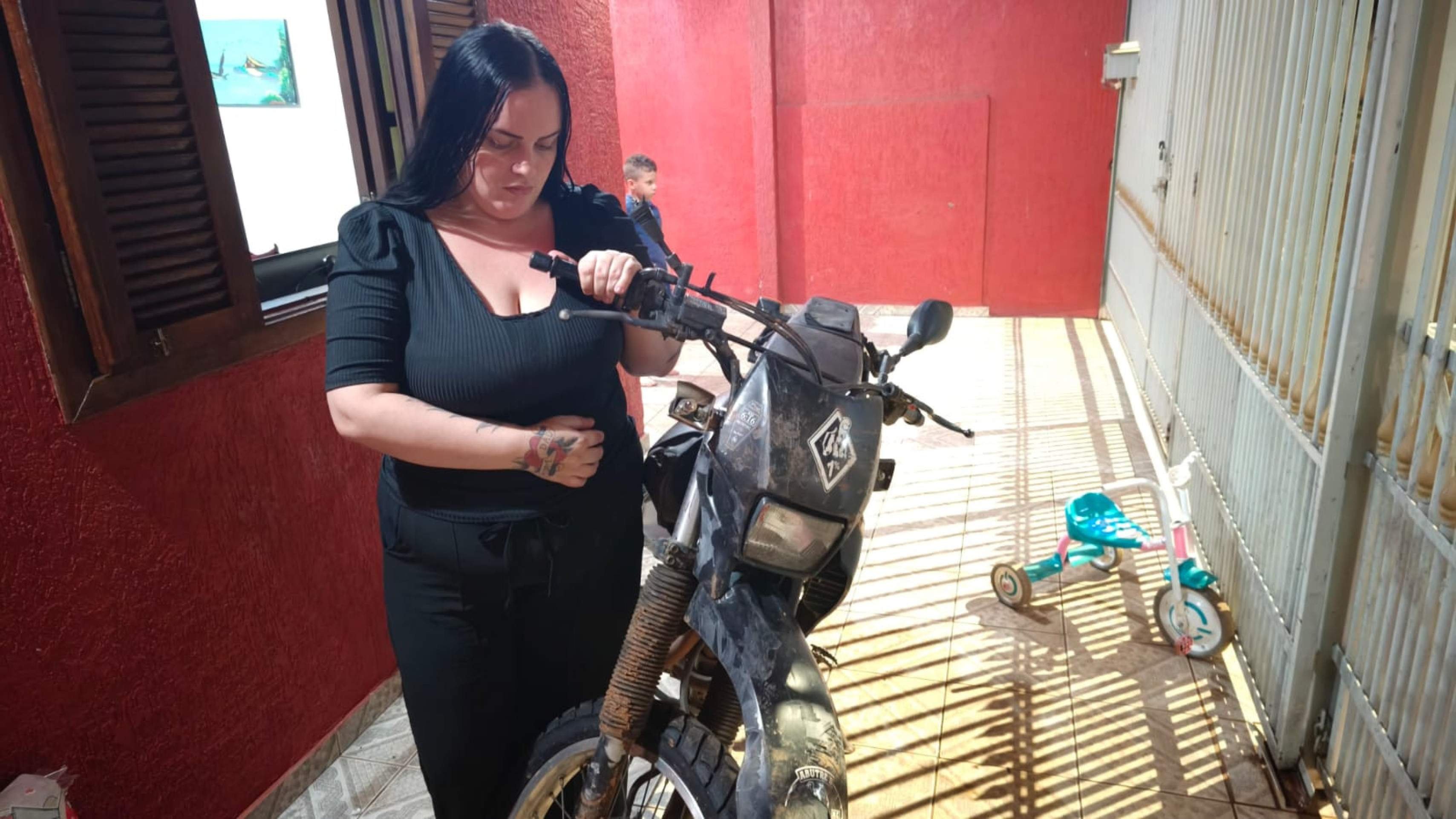 Bárbara com a moto do irmão, Rodrigo Ribeiro, 36 -  (crédito: Luiz Fellipe Alves)