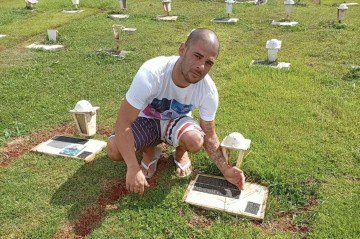 Pai de João Miguel visita túmulo do filho após sair da Papuda  -  (crédito: Material cedido ao Correio )