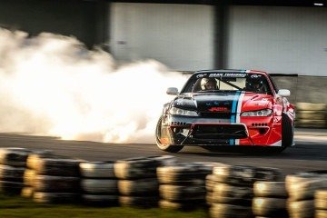 Competições de drift no Brasil investem na combinação de esporte, entretenimento e cultura pop para atrair público além dos aficionados -  (crédito: Divulgação/Desafio Jota Racing)