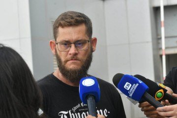 Tio de Rodrigo Castanheira, Flávio Henrique Fleury, foi até o Hospital de Brasília em Águas Claras para falar com a imprensa -  (crédito: Ed Alves/CB/DA Press)