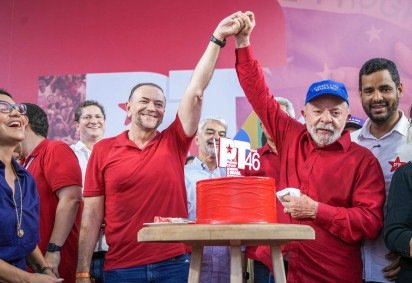 Edinho Silva e Lula em Salvador: evento serviu para mobilizar a militância e alinhar as diretrizes do partido, que incluem o combate ao fascismo e a defesa da economia -  (crédito:  João Valadares/Agência PT)