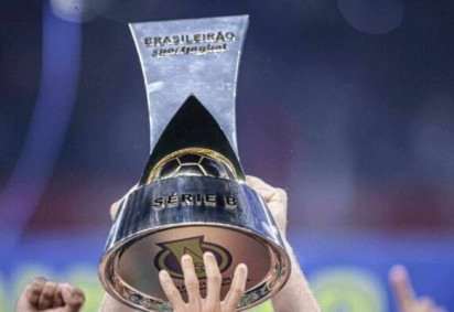 Taça da Série B sendo erguida -  (crédito: Foto: Divulgação / Cruzeiro) -Taça da Série B sendo erguida -  (crédito: Foto: Divulgação / Cruzeiro)