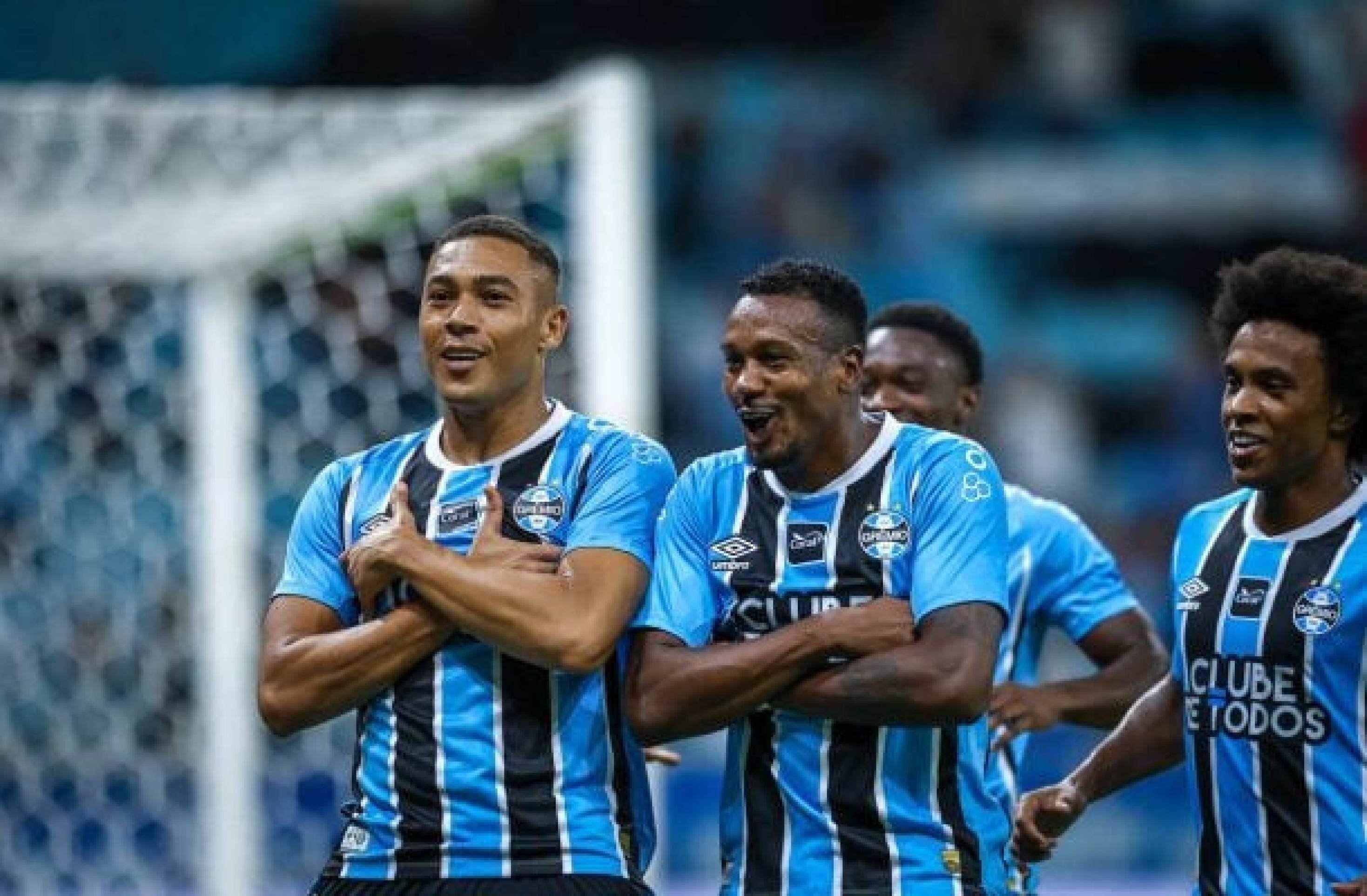 Carlos Vin&iacute;cius comemora gol da classifica&ccedil;&atilde;o ao lado dos companheiros  -  (crédito: Lucas Uebel / Gr&ecirc;mio FBPA)