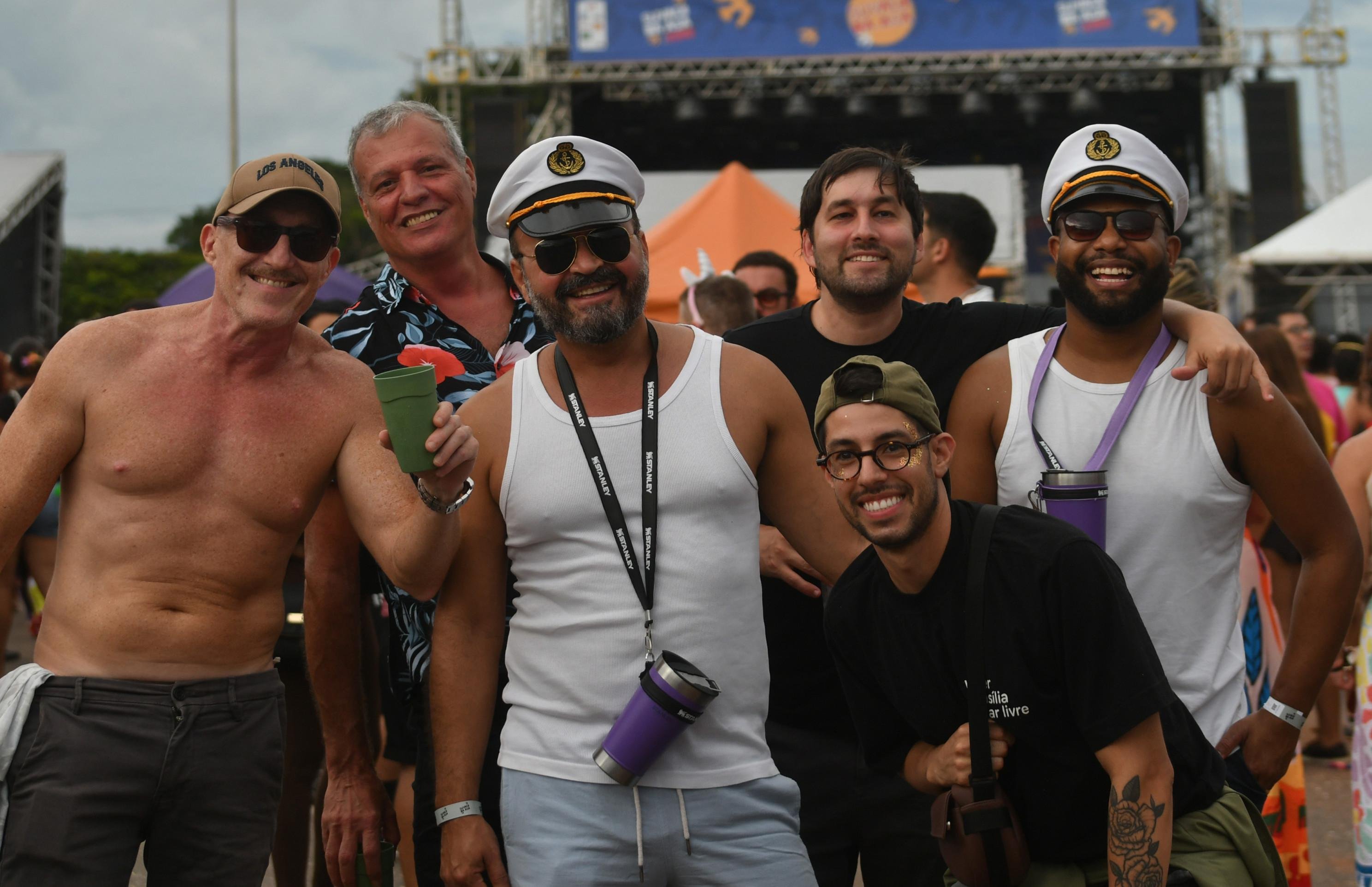  O servidor Francisco Mac&aacute;rio (centro) no esquenta para o carnaval em Salvador  