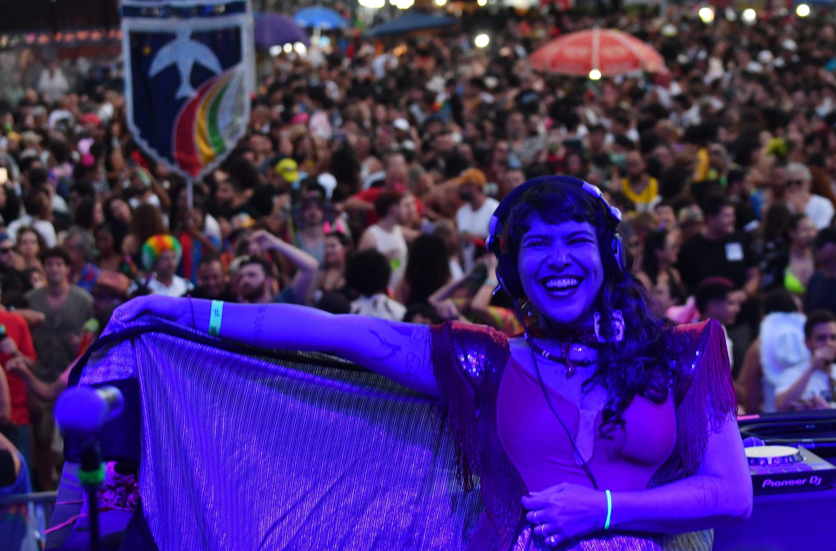 No Suvaco da Asa, a DJ Laursa tocou cl&aacute;ssicos carnavalescos