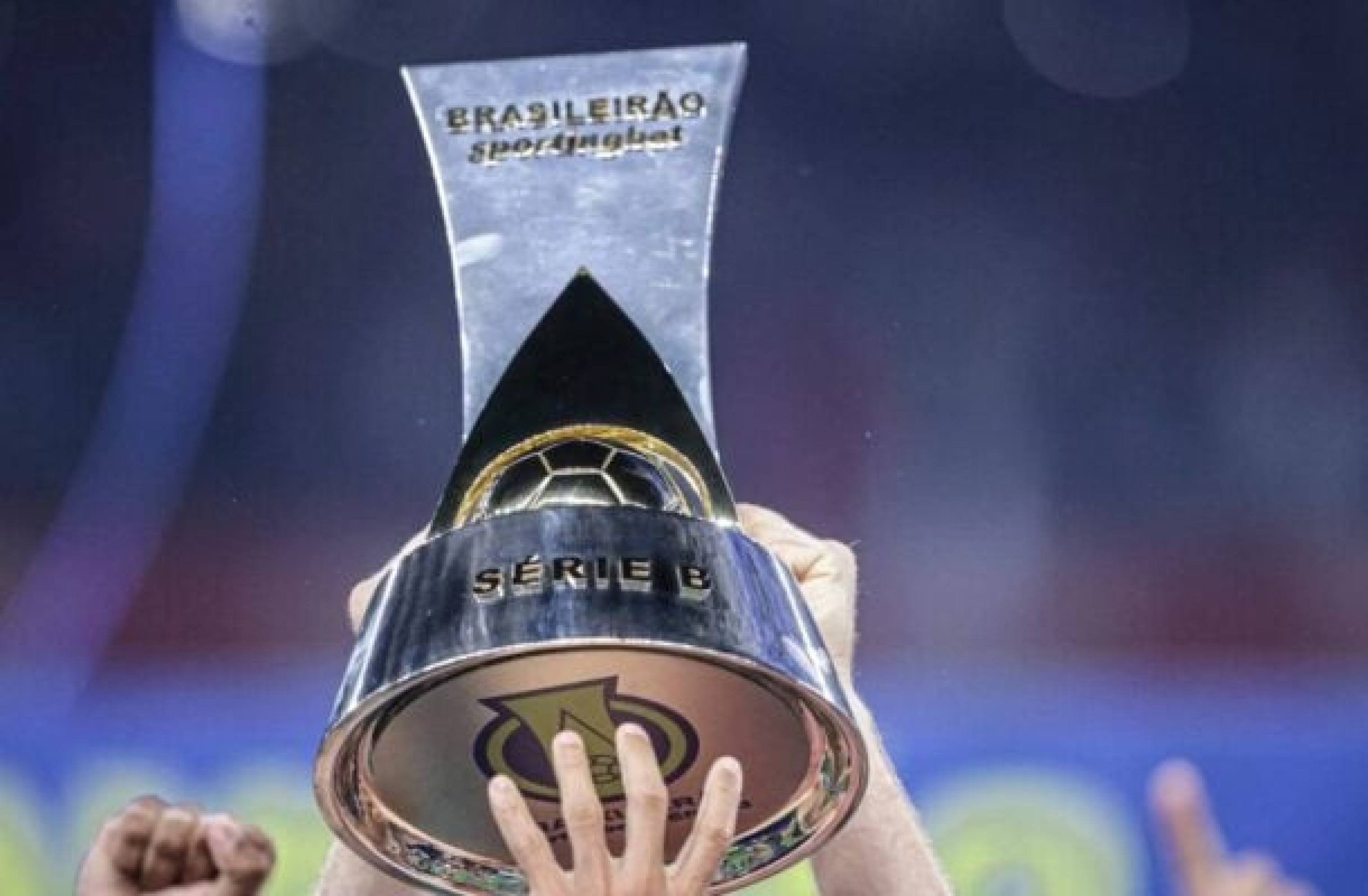 Taça da Série B sendo erguida -  (crédito: Foto: Divulgação / Cruzeiro)