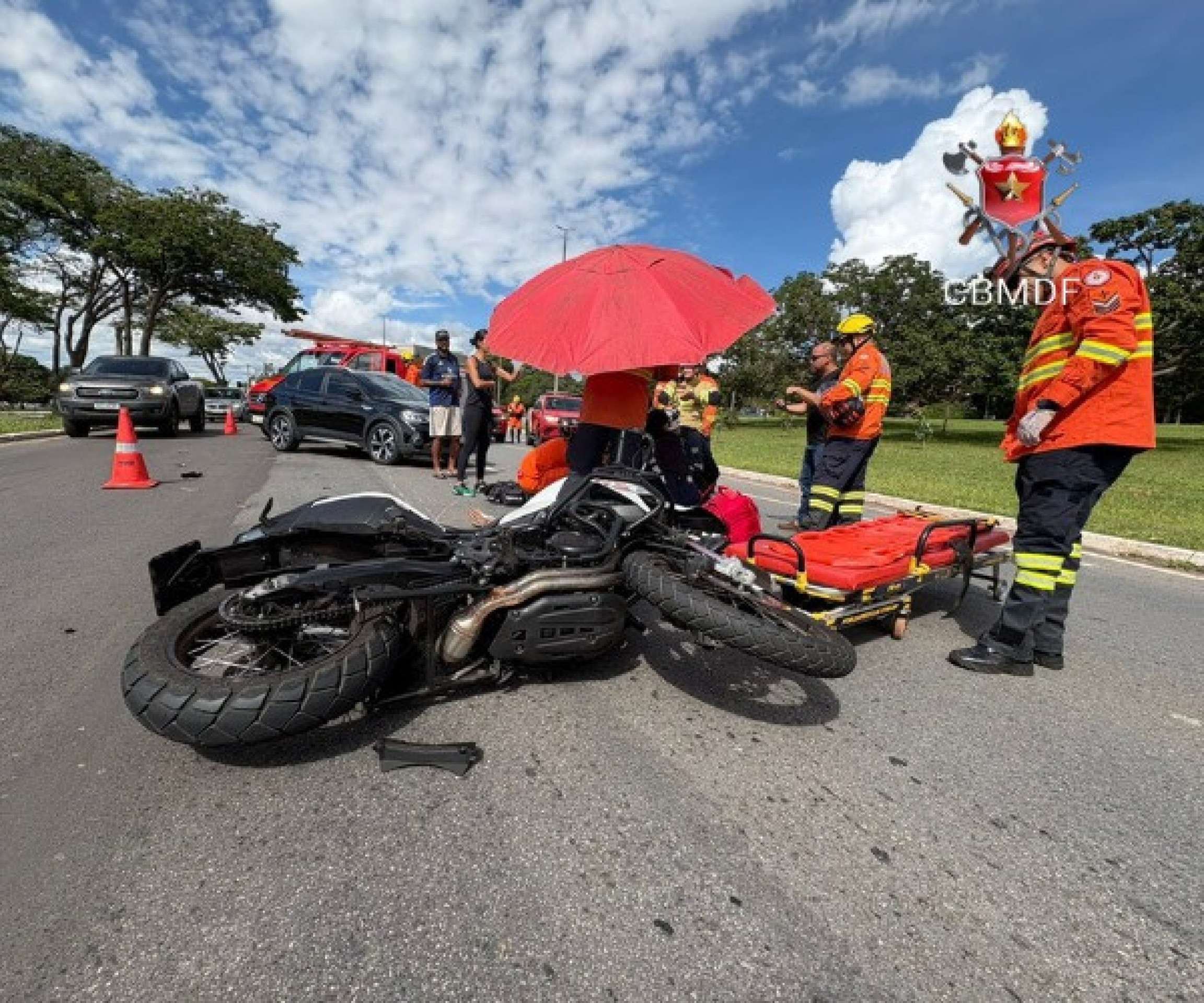 Carro de passeio e motocicleta se envolvem em acidente na DF-004