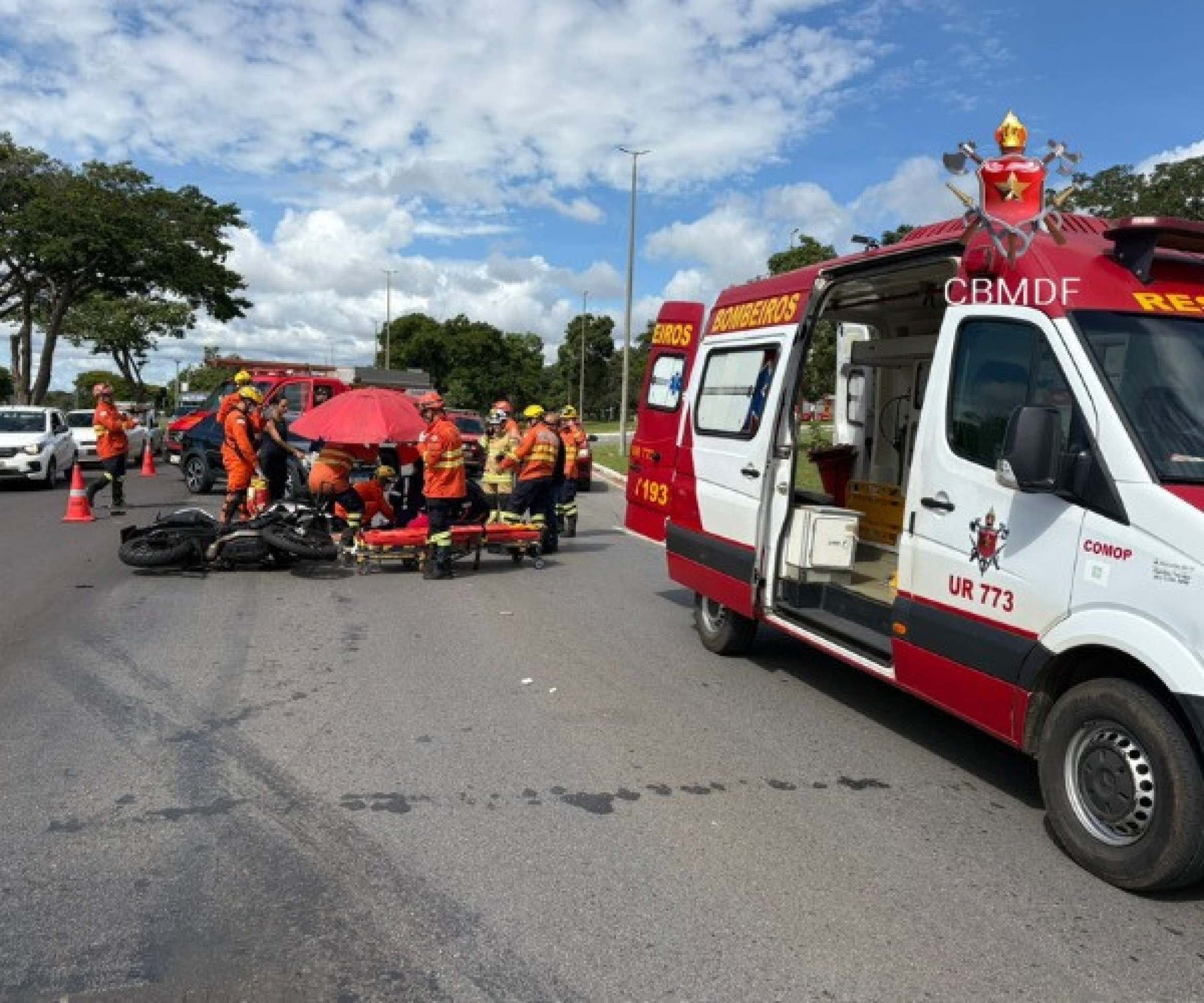 Carro de passeio e motocicleta se envolvem em acidente na DF-004