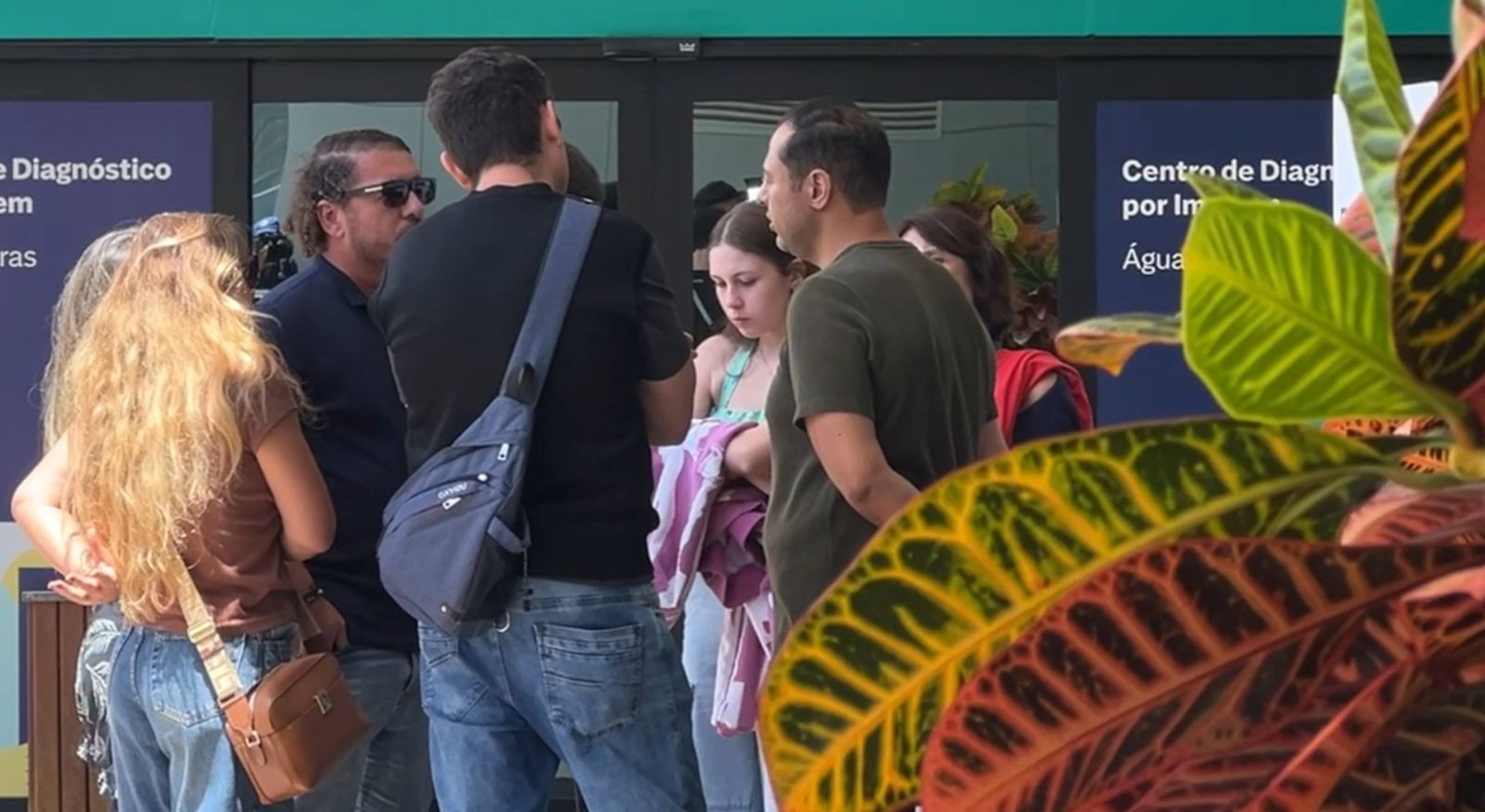 Familiares de Rodrigo Castanheira deixam Hospital Brasília 
