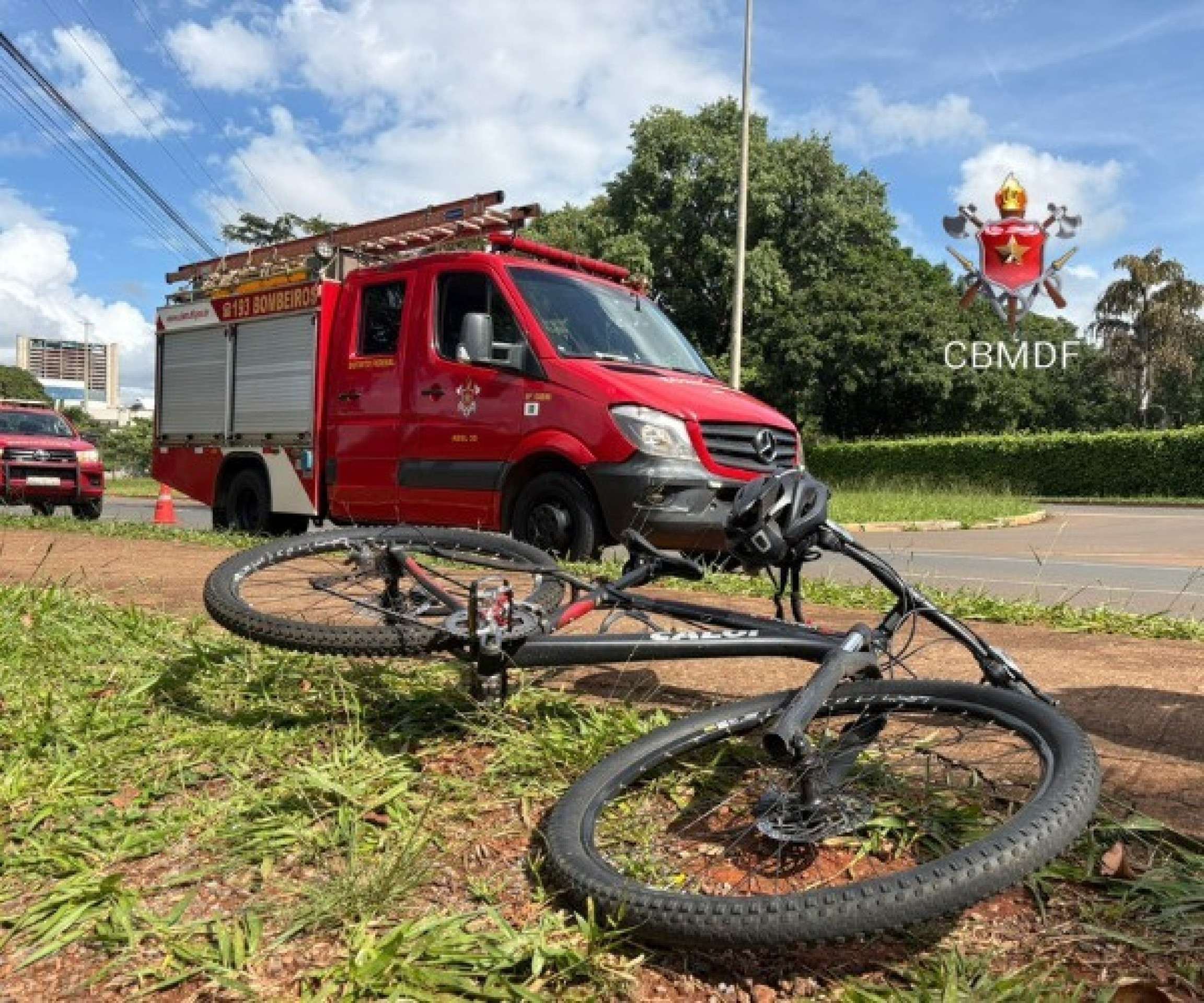 Colis&atilde;o entre bicicleta e carro deixou uma pessoa ferida