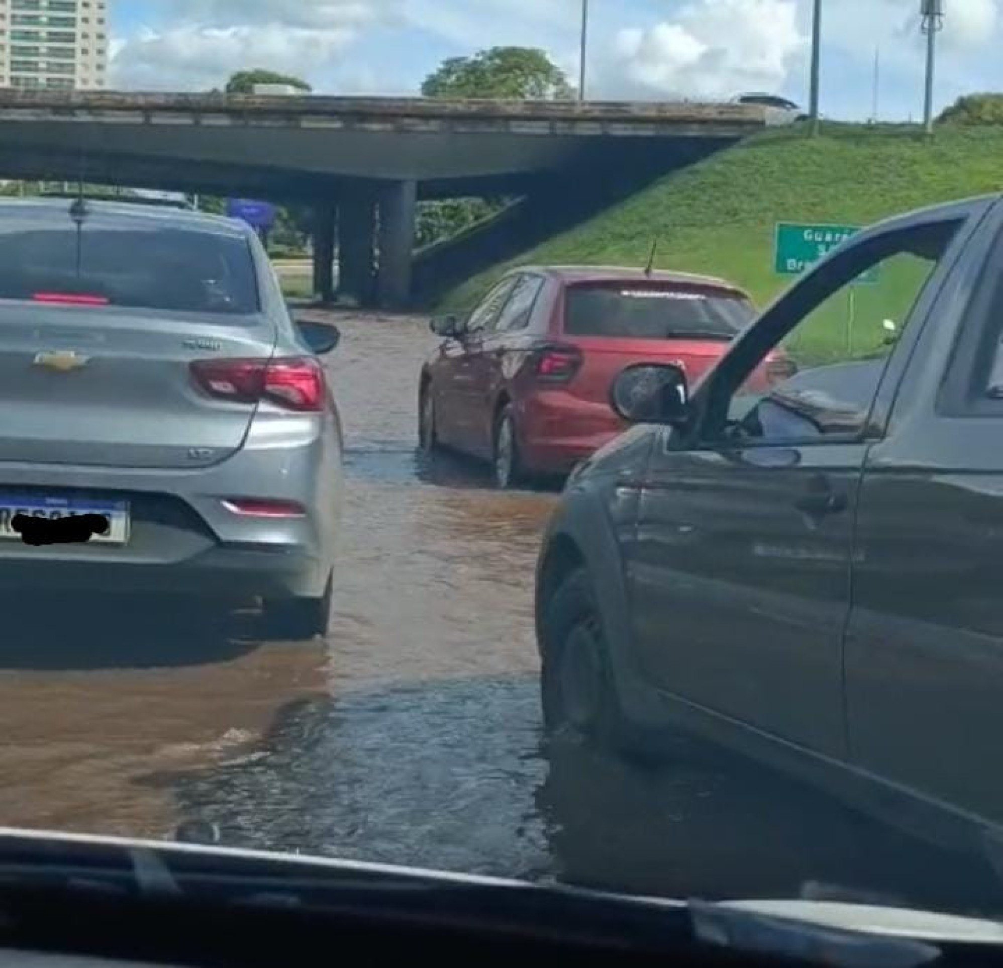 Vídeo: chuva forte alaga Pistão Sul e provoca congestionamento