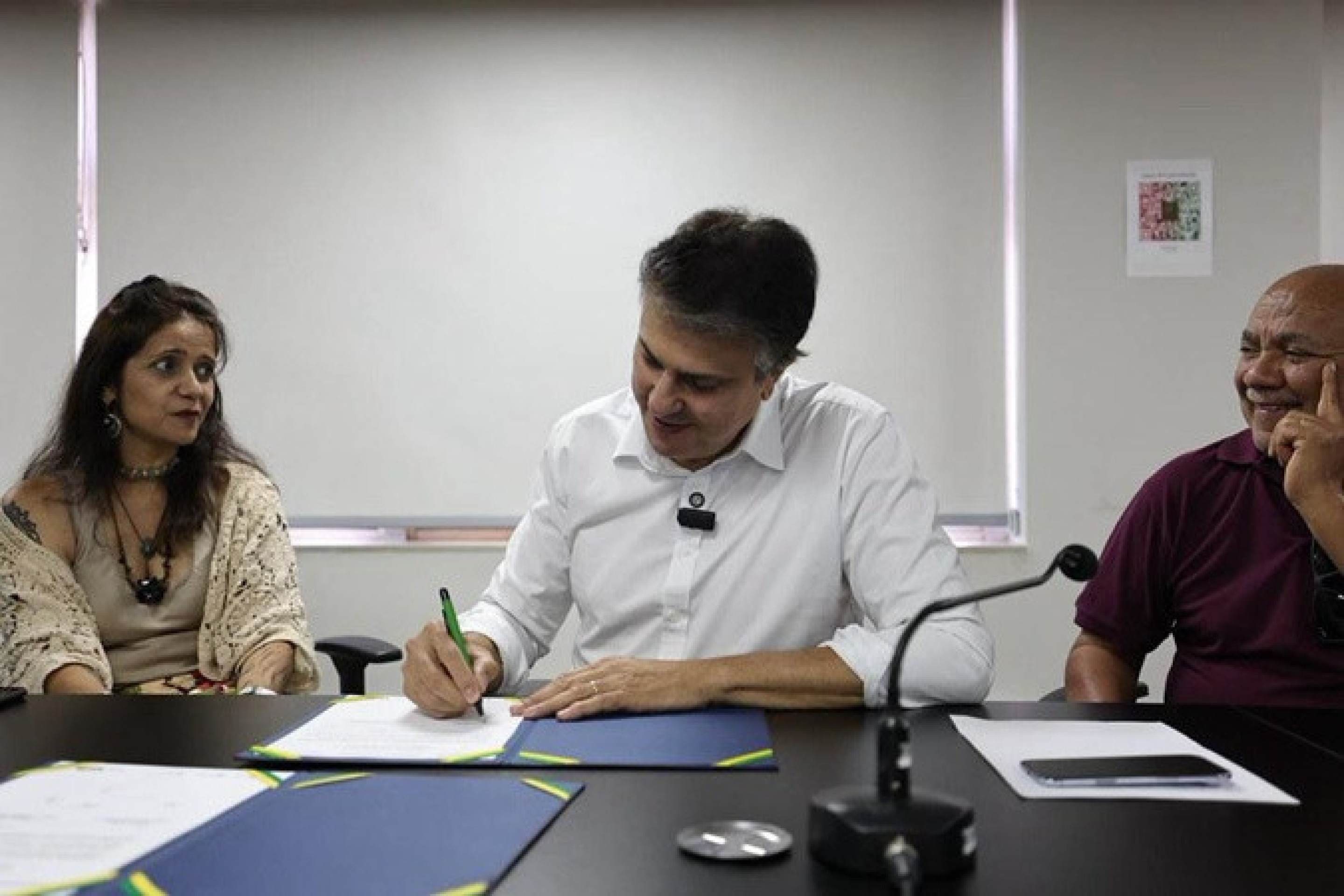 Ministro da Educa&ccedil;&atilde;o, Camilo Santana, assinando a ordem de servi&ccedil;o 