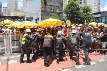 Superlotado, Bloco Skol teve conflito com a PM e casos de mal-estar -  (crédito: FELIPE MARQUES/ESTADÃO CONTEÚDO)