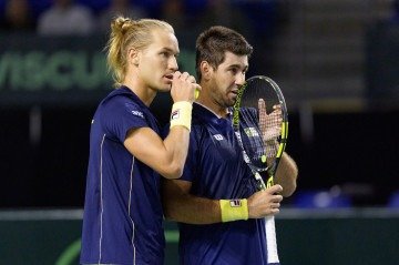 Orlando Luz e Rafael Matos (E), do Brasil, durante a partida de duplas contra Liam Draxl e Cleeve Harper, do Canadá, na primeira rodada do Qualificatório da Copa Davis -  (crédito: JEFF VINNICK / GETTY IMAGES NORTH AMERICA / Getty Images via AFP)