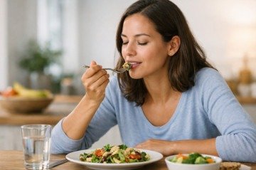 Comidas ricas em fibras e proteínas podem complementar as refeições, trazendo sensação de saciedade pelo maior volume nahora de comer -  (crédito:  imagem gerada por i.a )