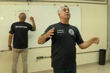 Monitores em uma escola cívico-militar de São Paulo escreveram palavras com erros de grafia na lousa durante o primeiro dia de aula -  (crédito: Reprodução/TV Vanguarda)