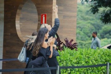 A esposa do empresário, Nanda Maciel, emocionou-se ao passar pelo local  -  (crédito: Marcos Vieira/EM/D.A Press)