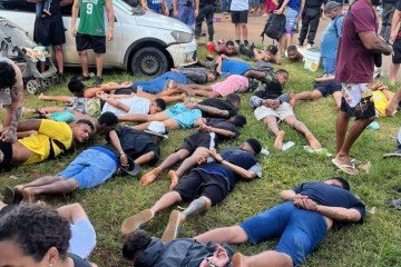 Policiais disfarçados na Feira do Rolo desmontam comércio de drogas -  (crédito: PCDF)