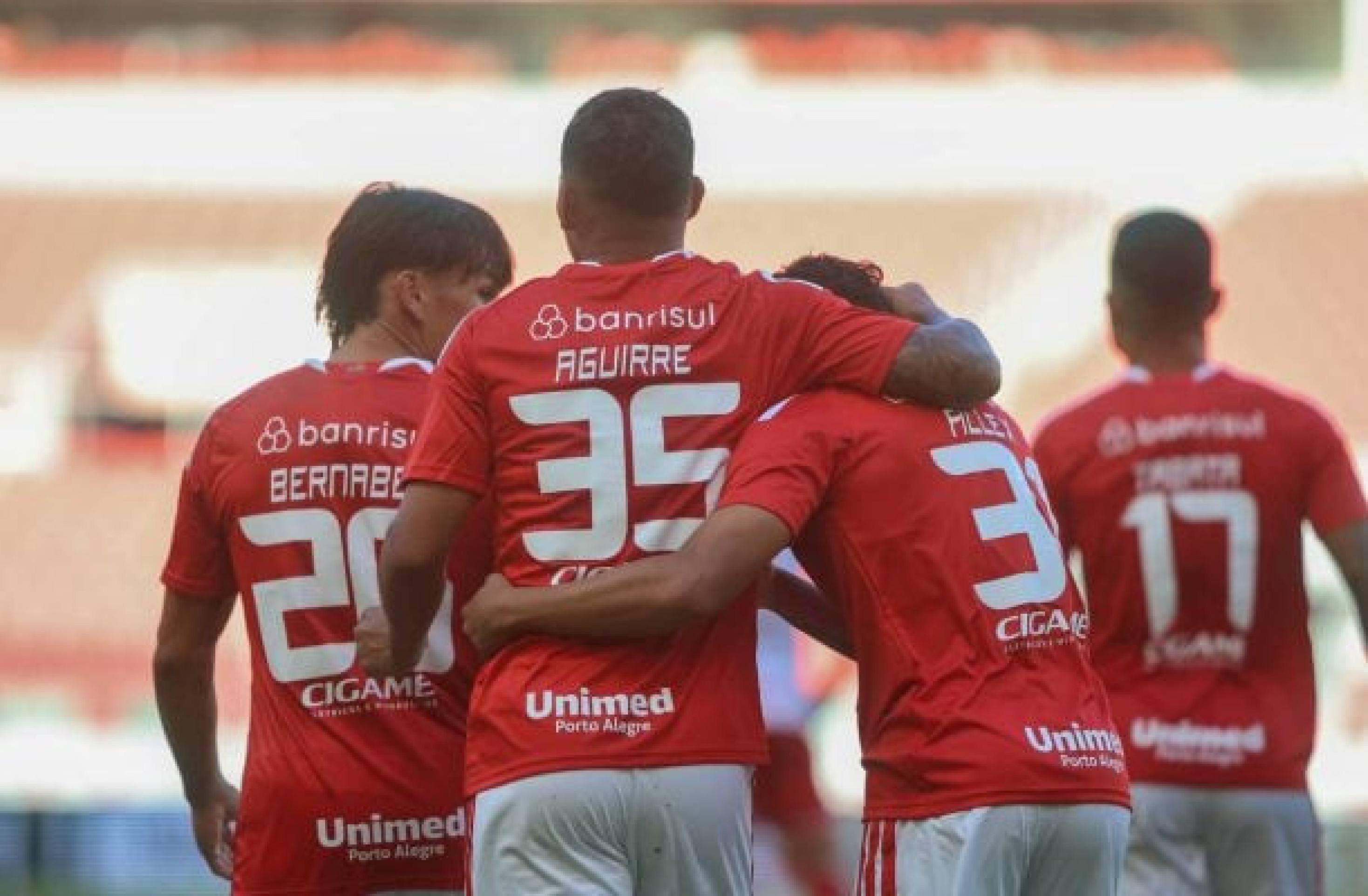 Aguirre comemora gol com seus companheiros que ajudou na vitória do Inter em Porto Alegre  -  (crédito: Foto: Ricardo Duarte / Internacional)
