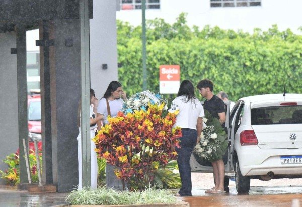 Na tarde deste domingo (8/2), familiares e amigos se reunem para se despedir de Rodrigo Castanheira -  (crédito: Ed Alves/CB/D.A Press)