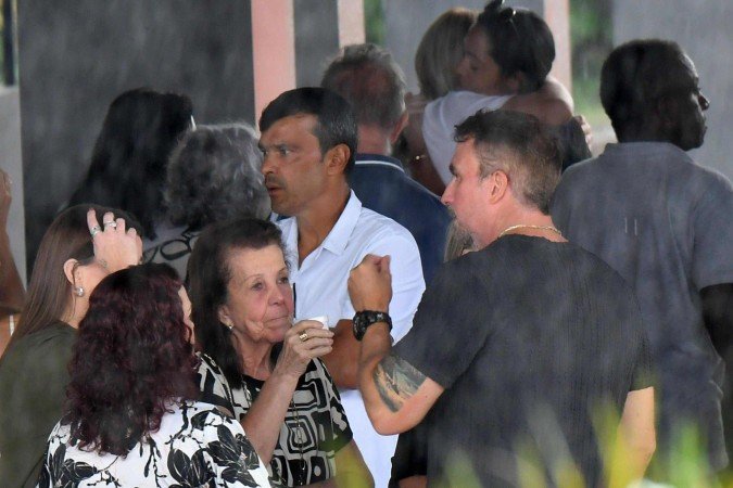 Pablo Aguiar (de camiseta cinza, à direita), delegado da 38ª DP