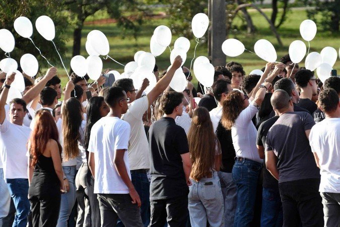 Familiares e amigos soltaram balões brancos durante despedida ao adolescente, no domingo 