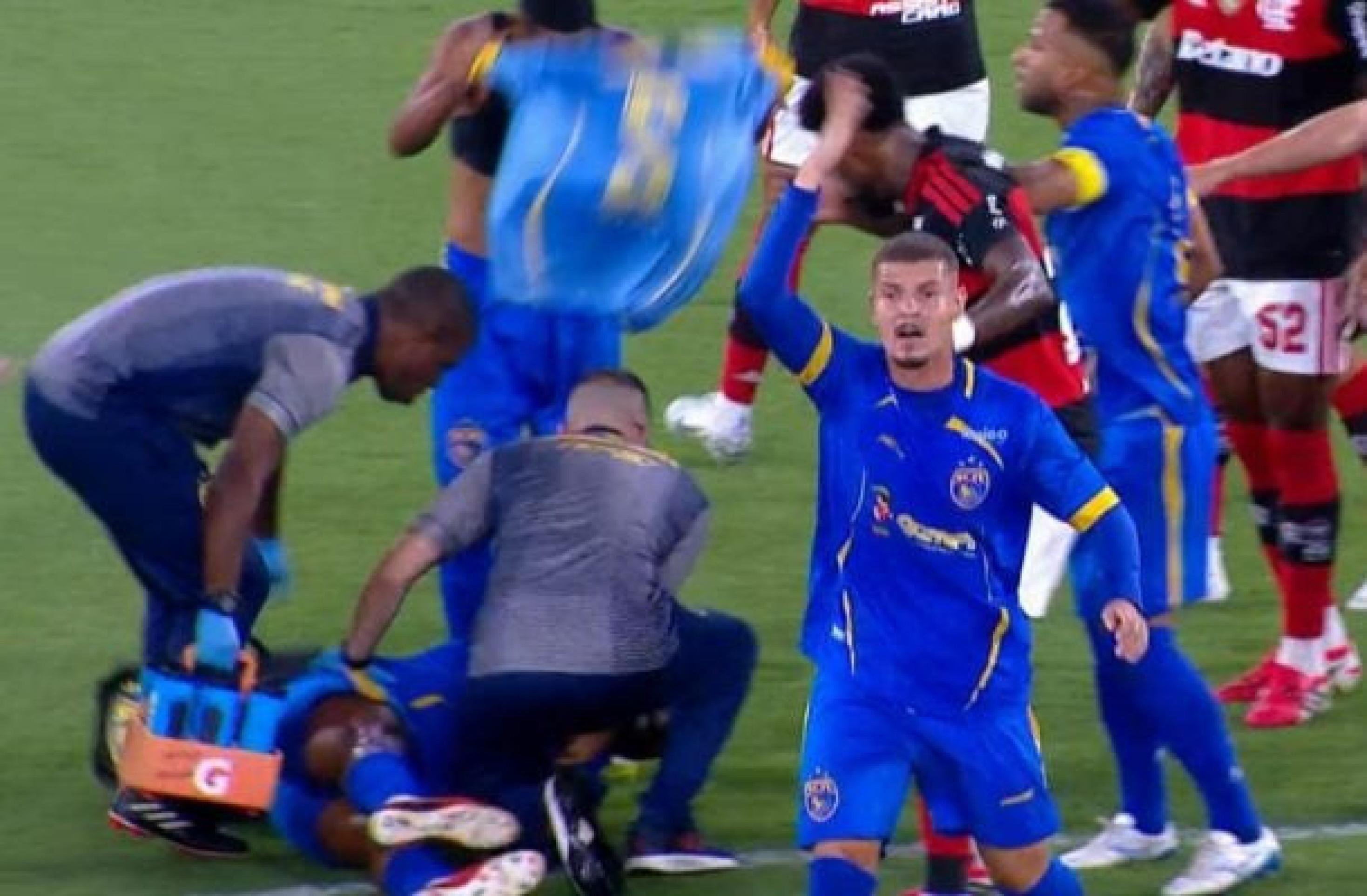 Aos 8 minutos do primeiro tempo, o atleta Alexandre sofreu uma convulsão e precisou de atendimento emergencial no gramado do Maracanã -  (crédito: Reprodu&ccedil;&atilde;o)