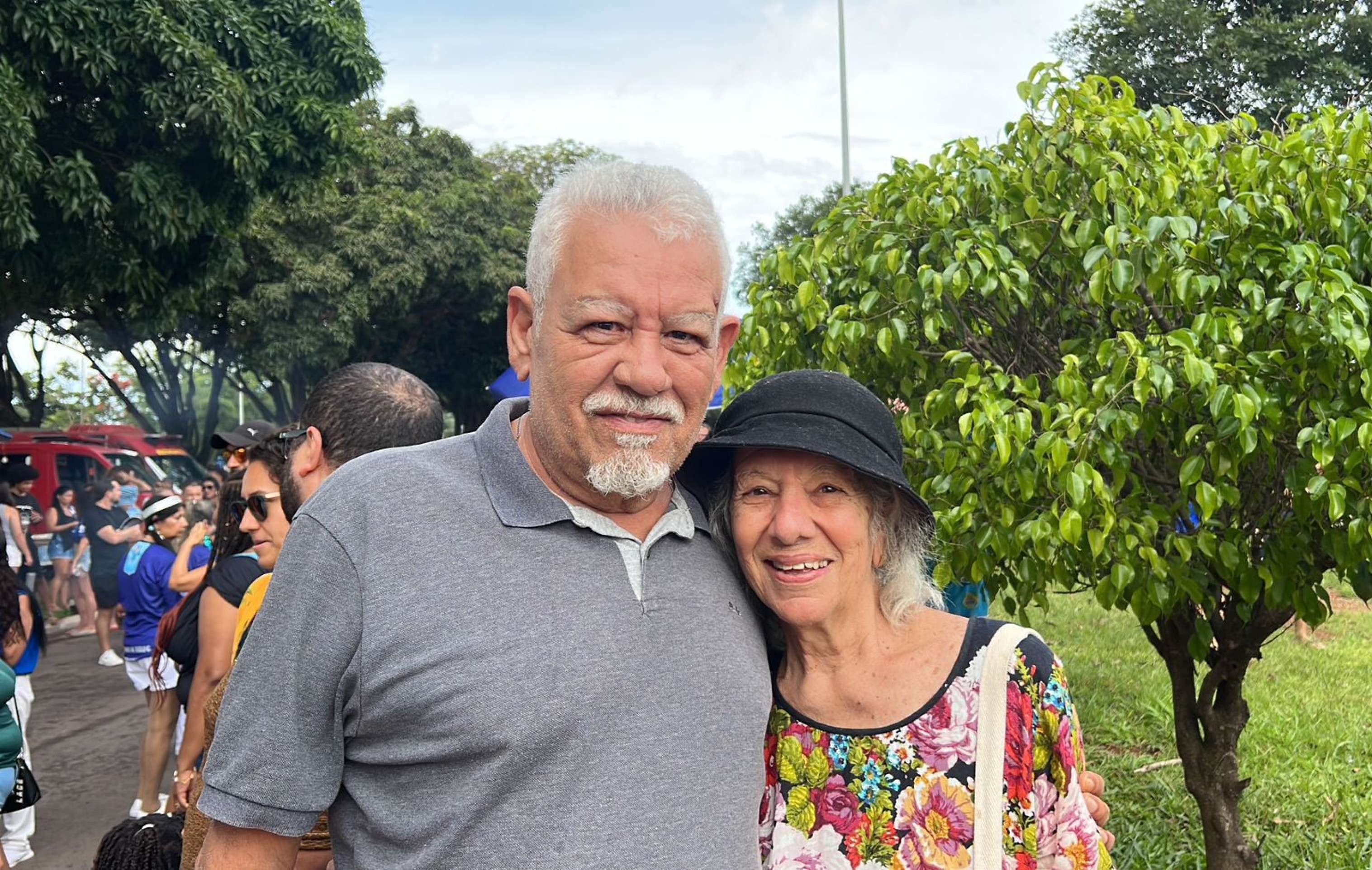 Daura Cunha veio curtir o carnaval com o marido Roberto