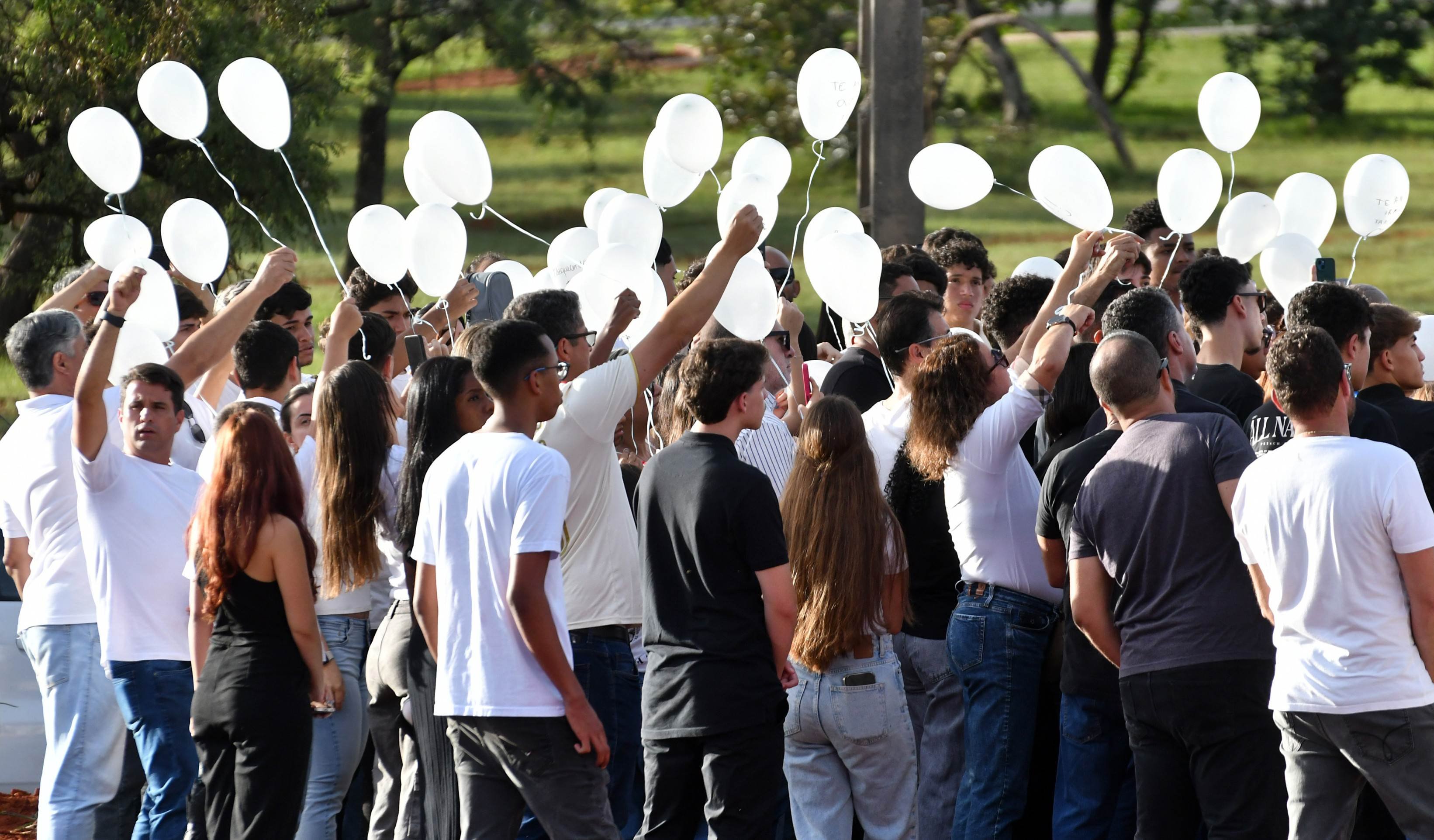  &Uacute;ltimo adeus a Rodrigo Castanheira re&uacute;ne centenas de pessoas. Cortejo das for&ccedil;as de seguran&ccedil;a levou caix&atilde;o com o corpo do adolescente at&eacute; o cemit&eacute;rio Campo da Esperan&ccedil;a, na Asa Sul