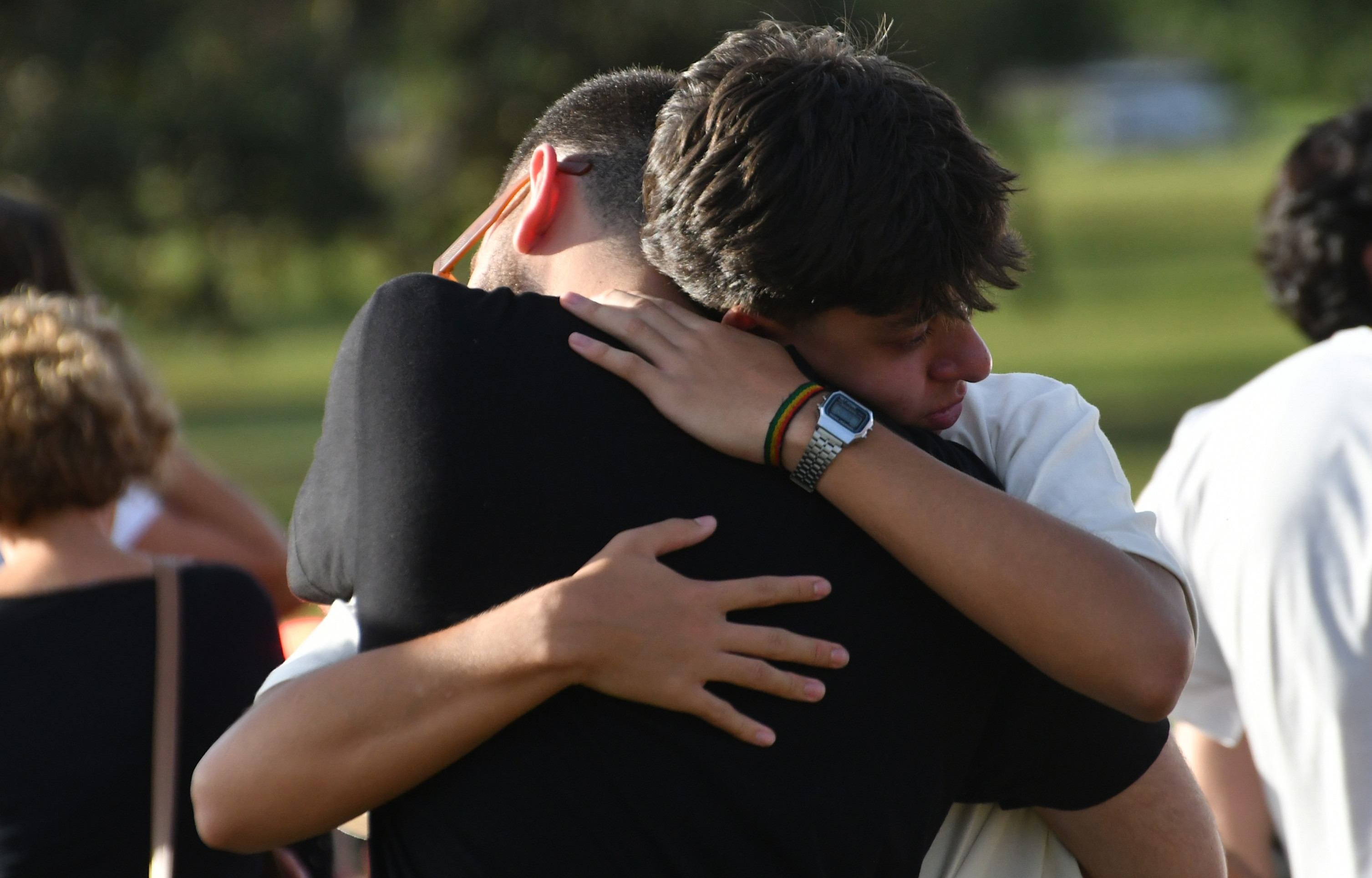  &Uacute;ltimo adeus a Rodrigo Castanheira re&uacute;ne centenas de pessoas. Cortejo das for&ccedil;as de seguran&ccedil;a levou caix&atilde;o com o corpo do adolescente at&eacute; o cemit&eacute;rio Campo da Esperan&ccedil;a, na Asa Sul