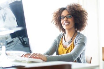 Projeto Divas no Digital disponibiliza 240 vagas gratuitas destinadas a mulheres que buscam qualificação profissional e inserção no mercado de inovação.  -  (crédito: Divulgação/Secti-DF)