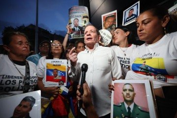 Juan Pablo Guanipa discursa depois de sua rápida libertação do Helicoide, centro de tortura  em Caracas: paradeiro desconhecido  -  (crédito: Pedro Mattey/AFP)