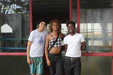 Caiu&aacute; Quarela, Ciellen Selene e Guilherme Macedo, membros da Viv&ecirc;ncia Ballroom, na Universidade de Bras&iacute;lia: espa&ccedil;o de acolhimento -  (crédito: Giovanna Kunz/CB/DA Press)