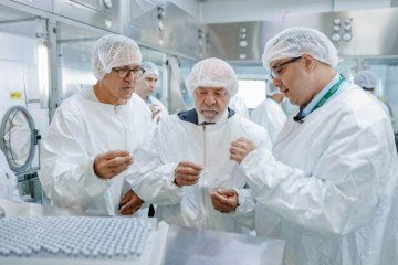 Presidente Lula e o ministro Alexandre Padilha conheceram o centro de produção de vacinas do Instituto Butantan -  (crédito: Ricardo Stuckert/PR)