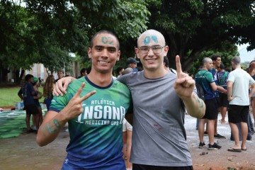 Da esquerda para a direita, Vinicius Cavalcante, 17 anos, e Santiago Ghesti Galvão, 17 anos: amizade segue para medicina  -  (crédito: Arquivo Pessoal)