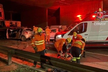 Policial Militar é atropelado ao parar para prestar socorro em colisão de trânsito -  (crédito: Corpo de Bombeiros)