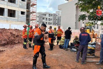 CBMDF socorre trabalhador ferido em canteiro de obras no SMAS -  (crédito: CBMDF/Divulgação)