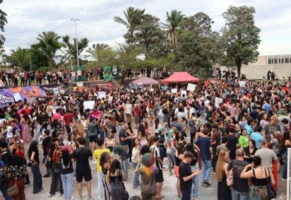Estudantes comemoram aprovação no Campus Darcy Ribeiro  -  (crédito: Bruna Gaston  CB/DA Press)