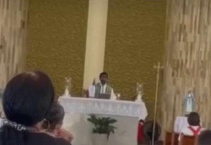 Padre Flávio Ferreira Alves criticou o parlamentar mineiro durante homilia em igreja de Pingo D’Água (MG)

 -  (crédito: Reprodução/Redes sociais) -Padre Flávio Ferreira Alves criticou o parlamentar mineiro durante homilia em igreja de Pingo D’Água (MG)

 -  (crédito: Reprodução/Redes sociais)