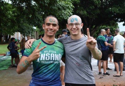 Da esquerda para a direita, Vinicius Cavalcante, 17 anos, e Santiago Ghesti Galvão, 17 anos: amizade segue para medicina  -  (crédito: Arquivo Pessoal)