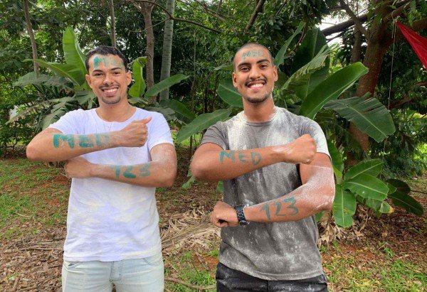 Márcio Caldas, 22, e Sérgio Alecrim, 23, passaram, juntos, para o curso mais concorrido da UnB: medicina -  (crédito: Alice Meira e Gabriela Braz/CB/D.A Press)