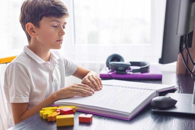 Ambientes escolares acessíveis são essenciais para garantir igualdade no aprendizado de alunos com deficiência visual (Imagem: Mishchenko Svitlana | Shutterstock) - (crédito: EdiCase) Ambientes escolares acessíveis são essenciais para garantir igualdade no aprendizado de alunos com deficiência visual (Imagem: Mishchenko Svitlana | Shutterstock) - (crédito: EdiCase)