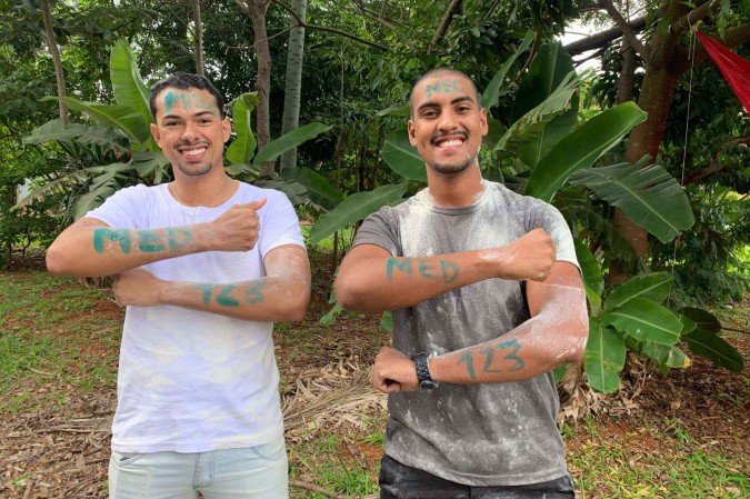 Márcio Caldas, 22, e Sérgio Alecrim, 23, passaram, juntos, para o curso mais concorrido da UnB: medicina -  (crédito: Alice Meira e Gabriela Braz/CB/D.A Press)