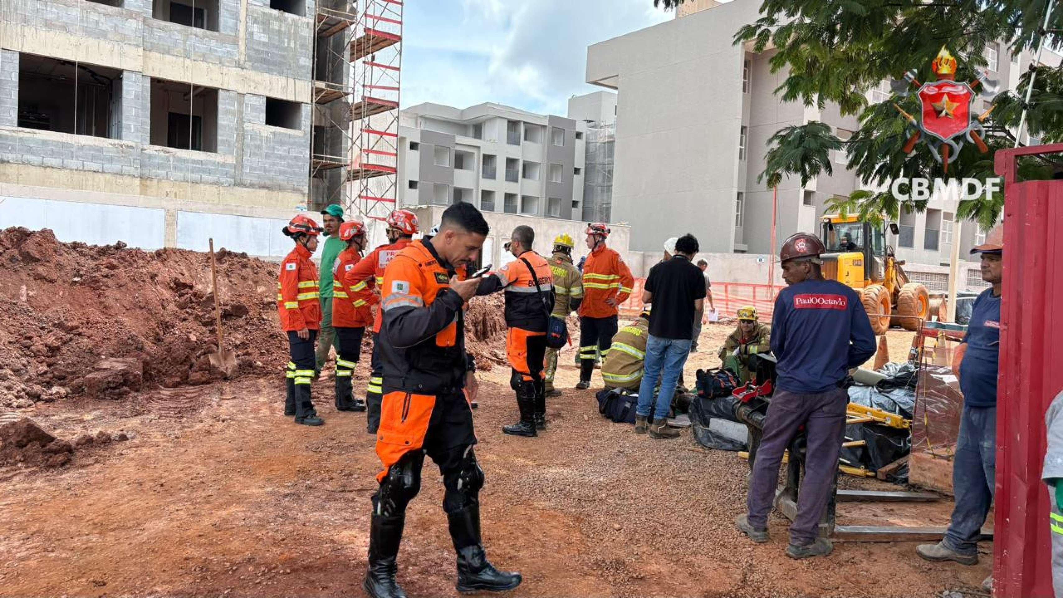 Trabalhador é soterrado após desabamento de estrutura de concreto