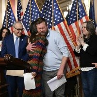 A deputada democrata Teresa Fernandez abraça Sky Roberts, irmão de Virginia Giuffre, vítima de Jeffrey Epsein, durante evento no Capitólio  -  (crédito: Bendan Smialowski/AFP)