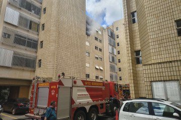 Na foto, o apartamento aparece durante atendimento dos bombeiros, com o fogo já contido
     -  (crédito: Artur Maldaner/CB/D.A Press)