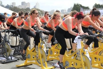 Exercícios aeróbicos, como o spinning, e realizados em grupo foram os mais eficientes na redução dos sintomas da depressão e da ansiedade  -  (crédito: PxHere/Divulgação )