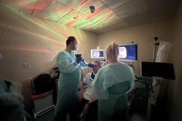 Equipe coordenada pelo professor Reza Nouraei, da Universidade de Southampton, usou técnicas de mindfulness para conduzir endoscopias em pacientes acordados  -  (crédito: Reprodução/Universidade de Southampton)