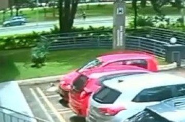 Em menos de 5 minutos, bandido furta moto na 212 norte em plena luz do dia -  (crédito: Reprodução)